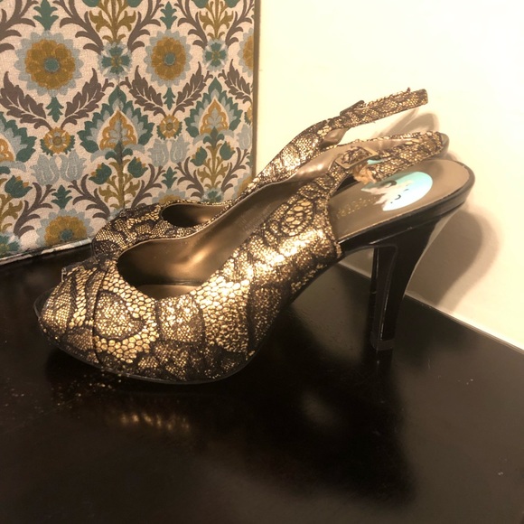 8.5 black and gold peep-toe heels - Picture 2 of 8